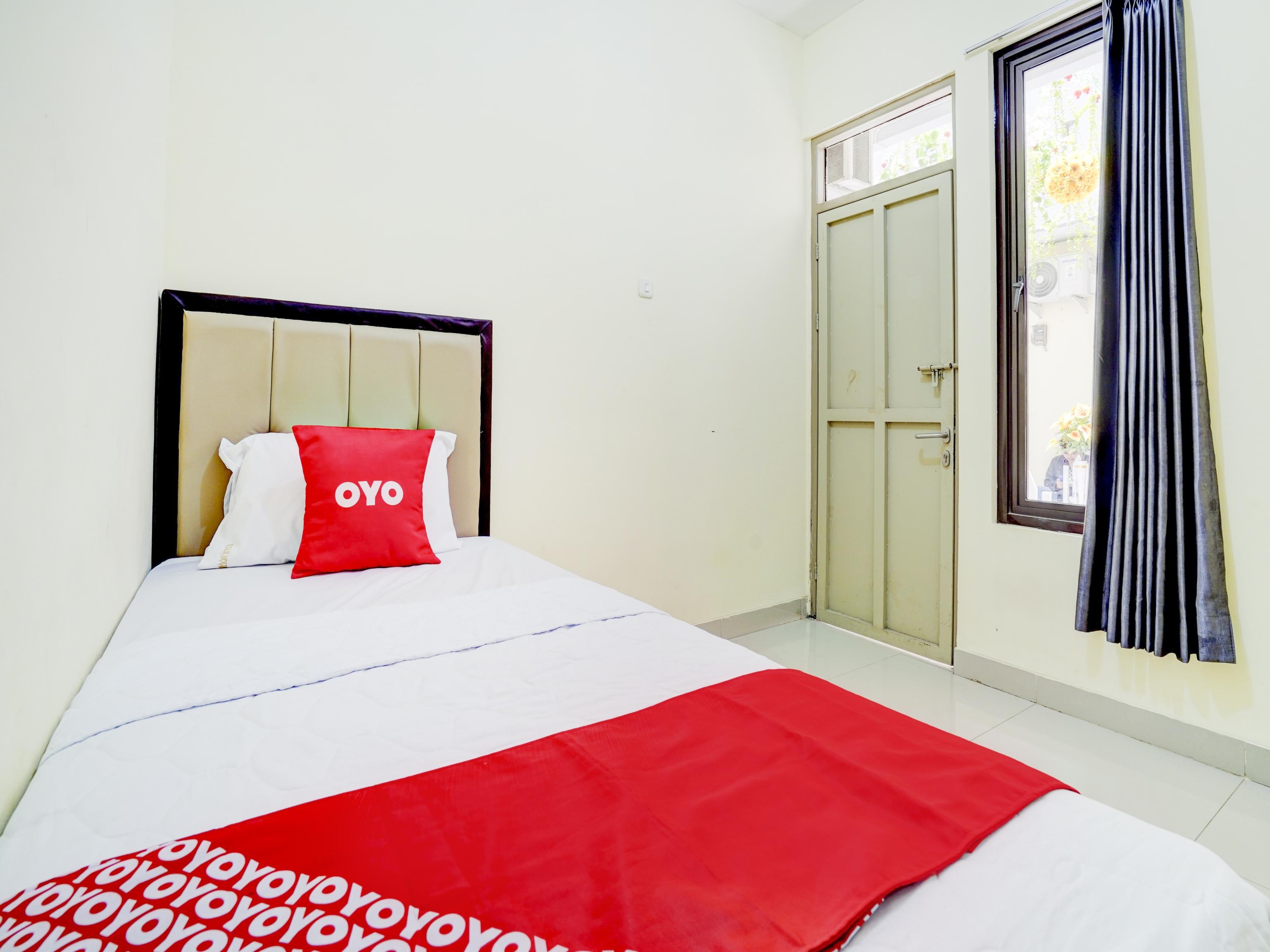 Oyo 90052 Star House Cirebon Exterior foto